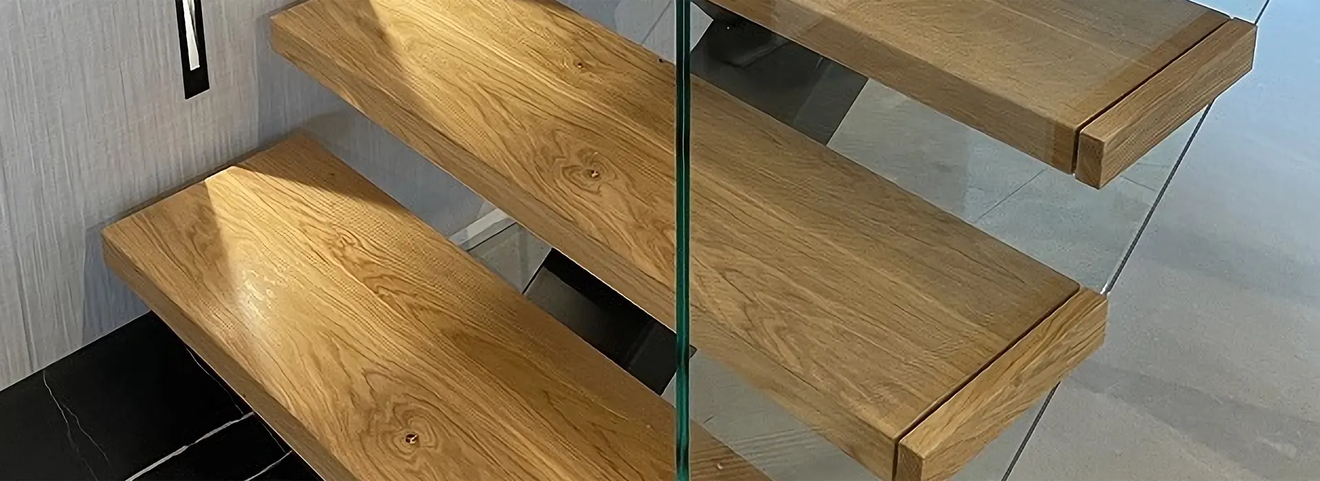 Schody drewniane na konstrukcji metalowej